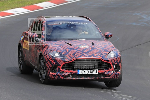 Aston Martin jaagt DBX over de 'Ring'