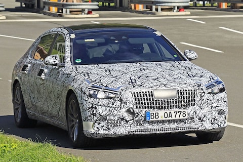 Mercedes-Maybach S-klasse kruipt voorbij