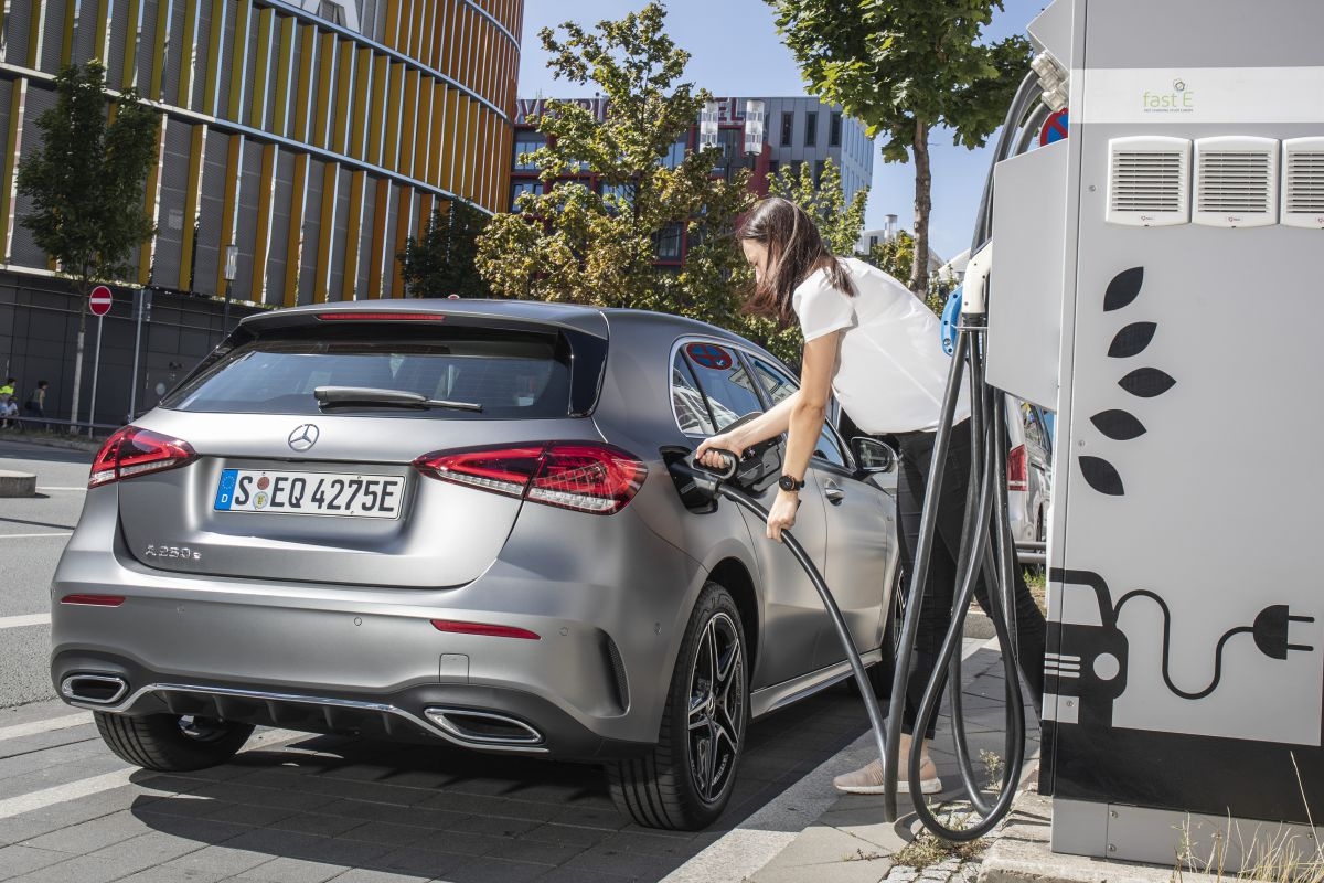 Mercedes-Benz A-klasse PHEV laden plug-in hybride