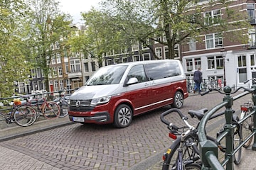 Volkswagen Transporter bus Amsterdam grachten