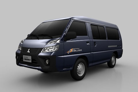 Stokoude Mitsubishi Delica wéér onder het mes