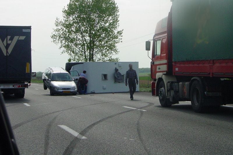 Ongeluk caravan vakantieverkeer file crash ongeval