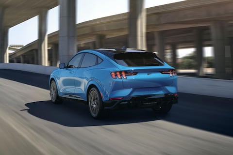 Trump stelt autoheffingen Canada en Mexico maand uit