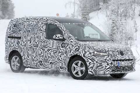 Nieuwe Volkswagen Caddy schuift door de sneeuw