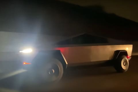 Licht gewijzigde Tesla Cybertruck gespot op snelweg