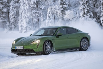 Porsche Taycan sneeuw
