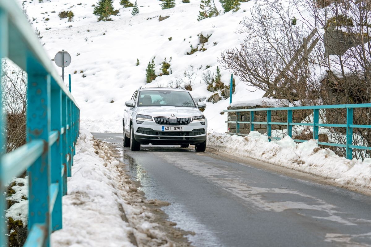 Wintersport Skoda Karoq sneeuw brug strooien