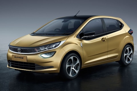 Tata zet gloednieuwe Altroz in de showroom