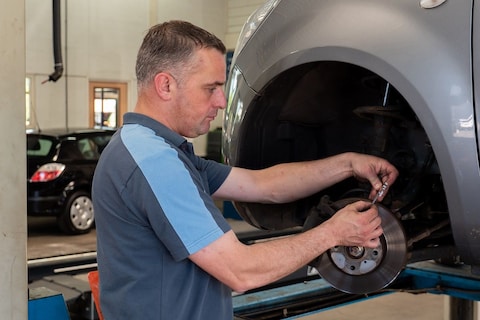 Wanneer moet je remschijven en remblokken vervangen?