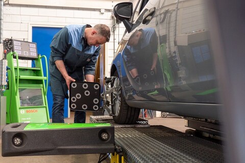 Uitlijnen of balanceren als de auto naar een kant trekt