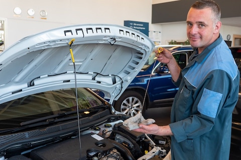 Klein en belangrijk klusje: olie peilen