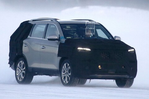 Ingepakte SsangYong Rexton ploegt door de sneeuw