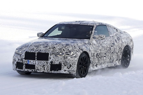 BMW M4 Coupé schuift door de sneeuw