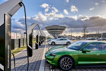 Porsche Taycan opladen Leipzich Duitsland laadpaal