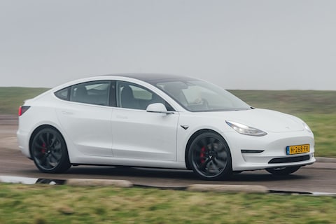 Tesla stoot allerlei bijzondere geluiden uit na update