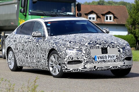 Verlengde Jaguar XF rekt zich uit