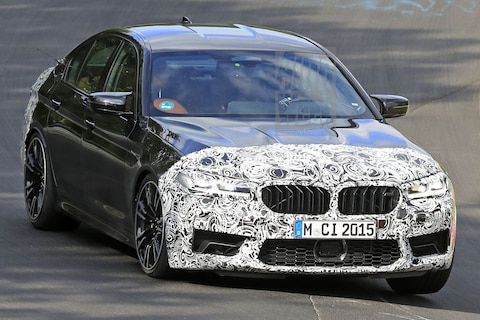 Gefacelifte BMW M5 speelt buiten