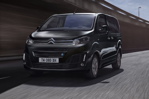 Citroën parkeert ë-Spacetourer naast ë-Jumpy