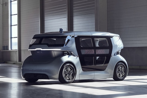 NEVS toont autonome deelauto