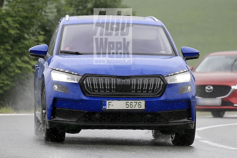 Skoda Enyaq minimaal gecamoufleerd op pad