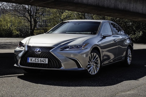 Lexus hangt prijskaartje aan vernieuwde ES
