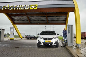 Fastned laadpaal supercharger phev Peugeot 3008