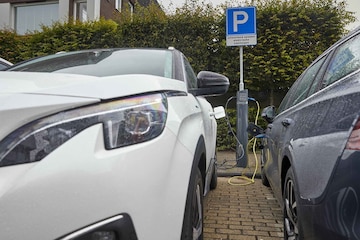 Laadpaal laden elektrische auto straat parkeren ph