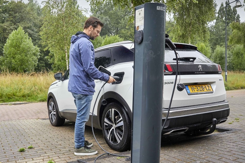 Laadpaal laden elektrische auto straat parkeren ph