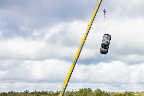 Volvo laat nieuwe auto's van 30 meter hoogte vallen
