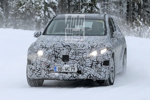 Mercedes-Benz met 'EQE SUV' de sneeuw in