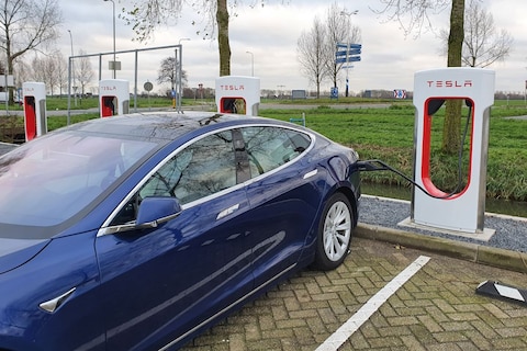 Tesla opent nieuwe supercharger in Meerkerk
