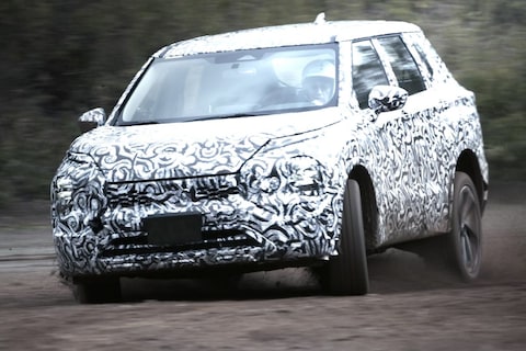 Nieuwe Mitsubishi Outlander jaagt door de modder