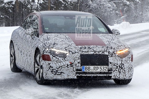 Mercedes-Benz EQS elektrisch door de sneeuw