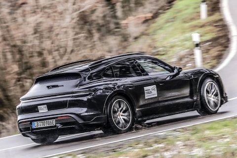 Porsche Taycan Cross Turismo in beeld