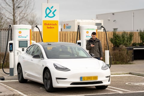 Shell plaatst honderden snelladers bij bouwmarkten