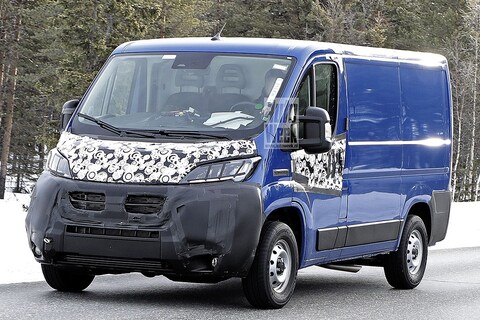 Gefacelifte Fiat Ducato buiten de deur