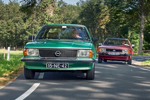 Wanneer krijgt een auto donkerblauwe kentekenplaten?