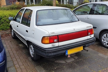 In het wild: Daihatsu Charade sedan