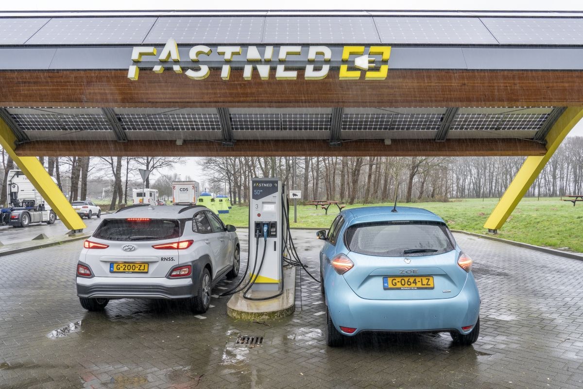 EV elektrisch rijden snelladen laden supercharger fastned
