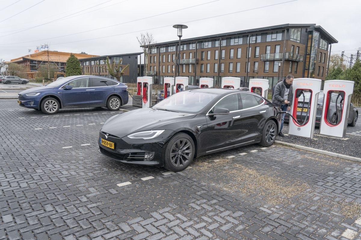 EV elektrisch rijden snelladen laden supercharger fastned