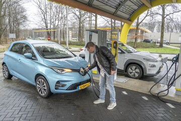 EV elektrisch rijden snelladen laden supercharger fastned