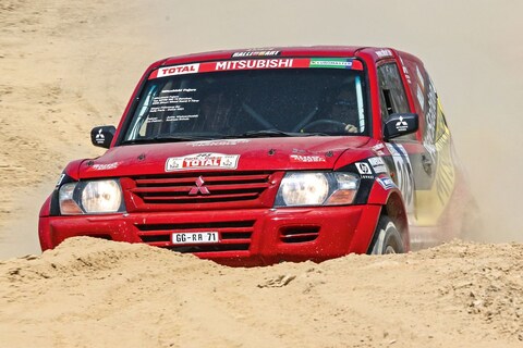 Rijden met de Dakar-winnende Mitsubishi Pajero uit 2001