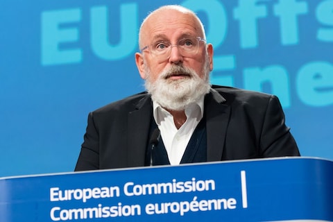 Timmermans wil meer vaart achter elektrisch rijden in Europa