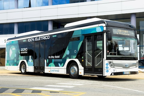 Toyota plakt logo's op elektrische stadsbussen
