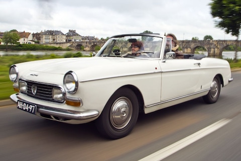 Tijdreis naar de Côte d'Azur in een Peugeot 404 Cabriolet