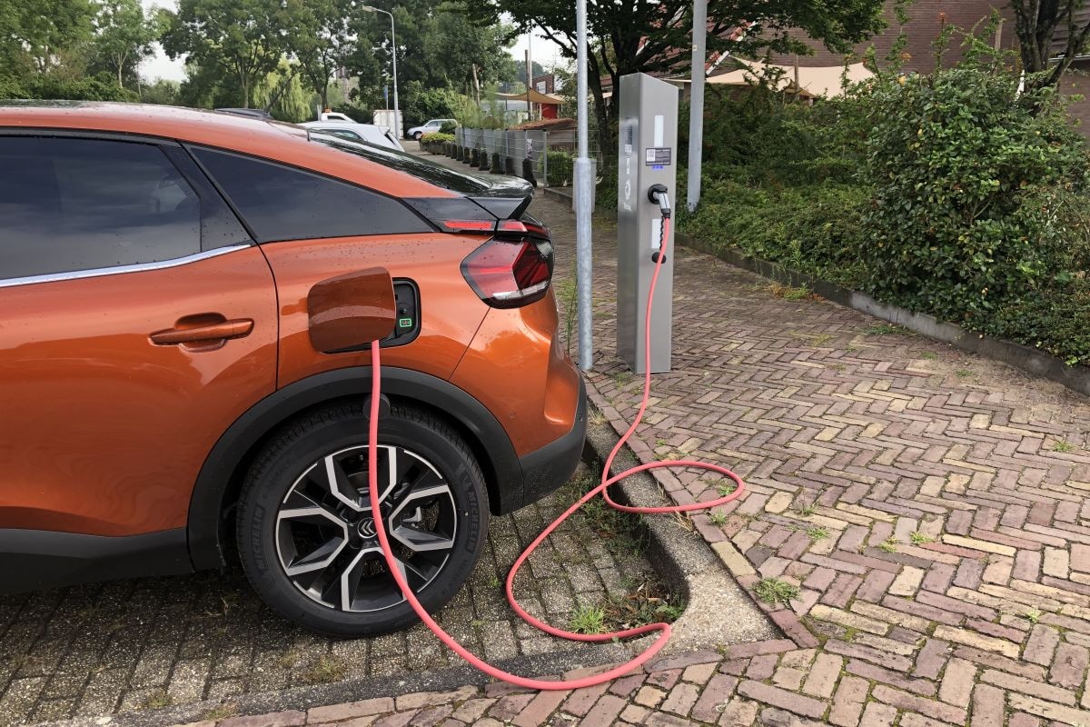 Citroën ë-C4 aan laadpaal
