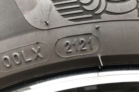 Kan je zien hoe oud je banden zijn?