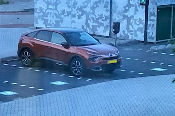 Parkeren en laadpaal (avond)