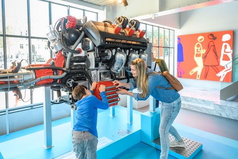 Cornelis Kit legt jonge autofans live uit hoe het zit