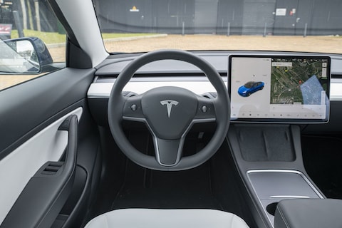 Duitsland start onderzoek naar legaliteit Tesla Autopilot